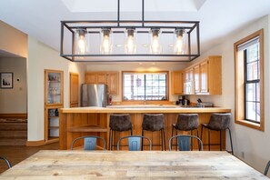 Fridge, microwave, oven, stovetop - Family Escape Minutes to Northstar EV Charger W/D (Truckee)