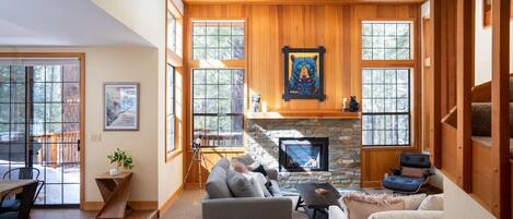 Televisión y chimenea