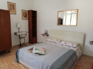 2 bedrooms, iron/ironing board, travel cot, free WiFi