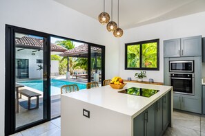 Fridge, microwave, oven, stovetop - Villa w/ Private Pool, Gym Access & Beach Club Access - 5-Min Drive to Beach (Tamarindo)