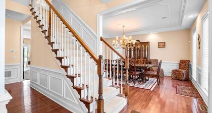 Pool - 7 Bedrooms - Close to beach