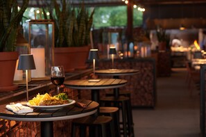 Déjeuner et dîner servis sur place