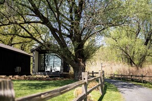 Riverview King Cabin | Hypo-allergenic bedding, in-room safe, laptop workspace