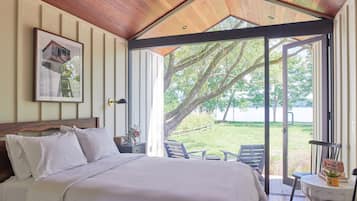 Ropa de cama hipoalergénica y caja de seguridad en la habitación