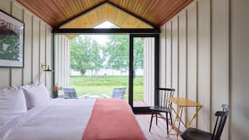 Ropa de cama hipoalergénica y caja de seguridad en la habitación