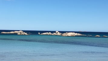 Una spiaggia nelle vicinanze