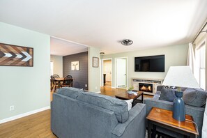 Smart TV, fireplace, books - AZ Northern Getaway - A/C, Wifi & Grill (Munds Park)