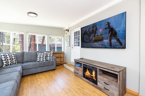 Smart TV, fireplace, books - AZ Northern Getaway - A/C, Wifi & Grill (Munds Park)