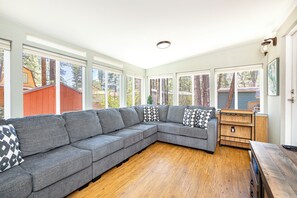 Smart TV, fireplace, books - AZ Northern Getaway - A/C, Wifi & Grill (Munds Park)