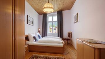 3 Schlafzimmer, Schreibtisch, Bügeleisen/Bügelbrett, Reisekinderbett