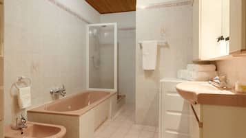 Bañera, artículos de higiene personal ecológicos y secador de pelo