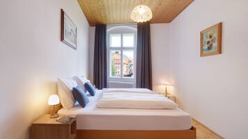 3 bedrooms, desk, iron/ironing board, travel cot