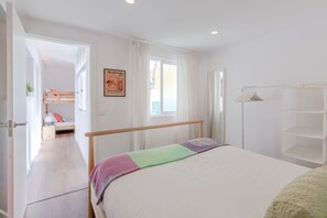 2 quartos, ferros/tábuas de passar roupa, acesso à internet