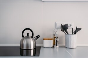 Frigorifero, microonde, forno, piano cottura