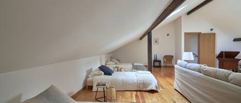 2 quartos, ferros/tábuas de passar roupa, Wi-Fi, roupa de cama