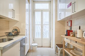 Geladeira, fogão, lava-louças, cafeteira/chaleira