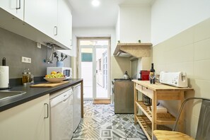 Réfrigérateur, four, lave-vaisselle, cafetière/bouilloire