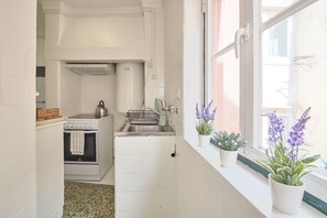 Kühlschrank, Mikrowelle, Ofen, Wasserkocher mit Kaffee-/Teezubehör