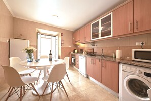 Fridge, oven, dishwasher, electric kettle - Idyllic Lisbon Apartments With Amazing Courtyard (Lisboa)