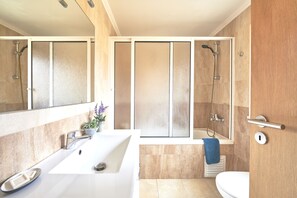 Duschwanne, Haartrockner, Bidet, Handtücher