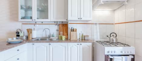 Kühlschrank, Mikrowelle, Ofen, Wasserkocher