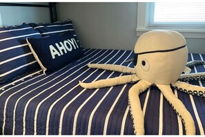 Iron/ironing board, WiFi, bed sheets - Vast Lake Koshkonong Views from Pier, Deck, & Home (Edgerton)