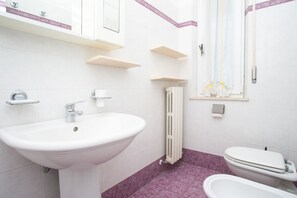 A bathroom with a sink, toilet, and bathtub. - M116 - Marcelli, two-room apartment in the center and facing the sea (Marcelli)