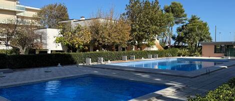 حمّام سباحة مُدفَّأ