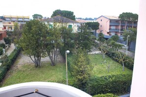 Un quartiere residenziale con una casa, una strada e una recinzione.
