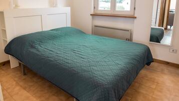 3 bedrooms, bed sheets
