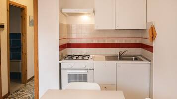 Køleskab, ovn, spisebord