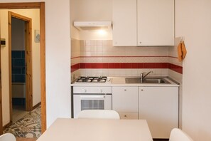 Fridge, oven, dining tables - M126 - Marcelli, three-room apartment facing the sea in a residence with swimmin (Marcelli)