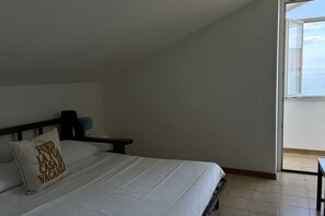 2 bedrooms, bed sheets - M249 - Marcelli, comfortable attic facing the sea (Marcelli)