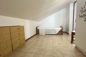 2 bedrooms, bed sheets - M249 - Marcelli, comfortable attic facing the sea (Marcelli)