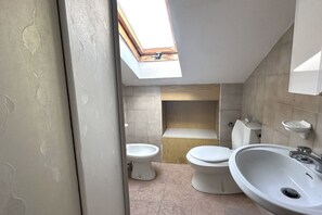Douche, bidet, serviettes fournies