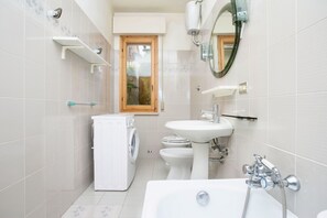 Combined shower/bathtub, bidet, towels - S075 - Sirolo, two-room apartment with garden in the center (Sirolo)