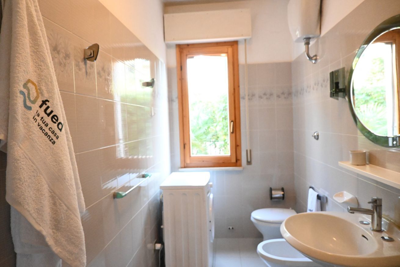Combined shower/bathtub, bidet, towels
