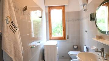 Combined shower/bathtub, bidet, towels