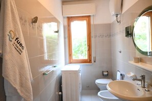 Combinazione doccia/vasca, bidet, asciugamani