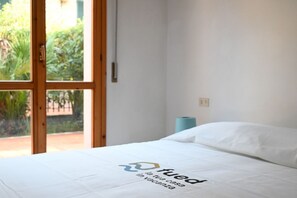 1 bedroom, bed sheets - S075 - Sirolo, two-room apartment with garden in the center (Sirolo)