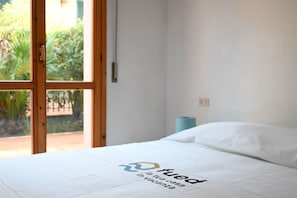 1 bedroom, bed sheets