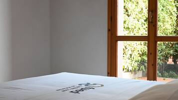 1 bedroom, bed sheets