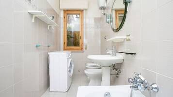 Combinazione doccia/vasca, bidet, asciugamani