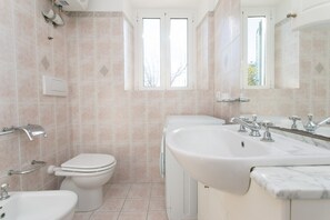 Doccia, bidet, asciugamani