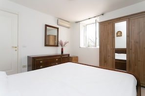 1 bedroom, bed sheets