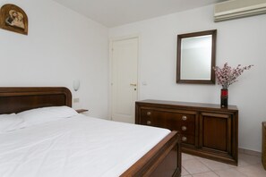 2 bedrooms, bed sheets - N033 - Numana, two-room apartment with wonderful terrace overlooking the sea (Numana)