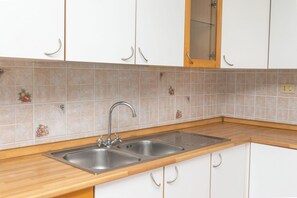 Fridge, oven, freezer, dining tables - N033 - Numana, two-room apartment with wonderful terrace overlooking the sea (Numana)