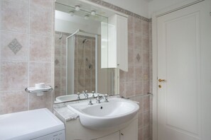 Regadera, bidet, toallas 