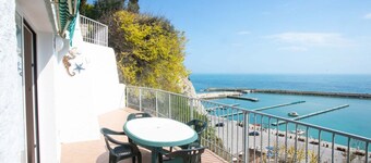 N033 - Numana, two-room apartment with wonderful terrace overlooking the sea