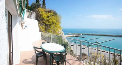 N033 - Numana, two-room apartment with wonderful terrace overlooking the sea